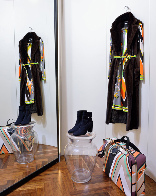 Chaleco Inés&Maréchal 100% visón made in france; Vestido Emilio Pucci 100% punto de seda; Maleta de Pucci 100% piel estampada, Botines Panara