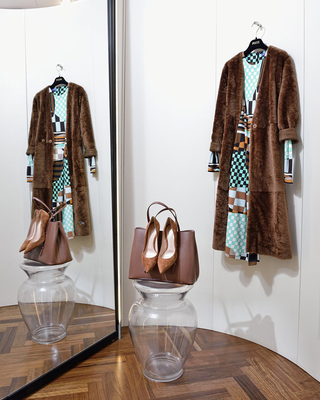 Abrigo Drome doble faz, reversible; Vestido Pucci 100% punto de seda; Bolso de Alaïa; Zapatos Gianvito Rossi