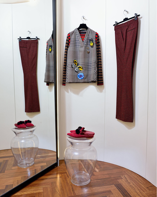 Suéter Etro 100% lana; Chaleco y Pantalón Etro 100% lana made in Italy; Zapatos Unützer