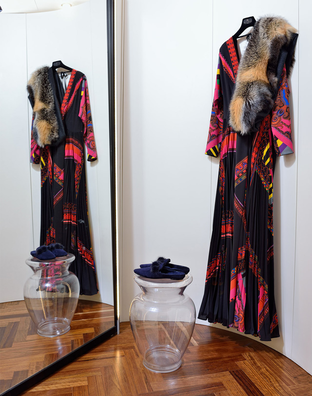 Vestido Etro composición 100% crepe de lana. Estola de zorro canadiense de Sam Rone. HECHO EN ITALIA y FRANCIA