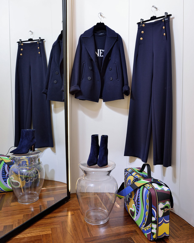 Pantalón y pullover de Alberta Ferretti, pantalón 98% lana y 25 elastán y pullover 100% cashmere. Maleta de Emilio Pucci 100% piel estampada. Botines de Gianvito Rossi. HECHO EN ITALIA