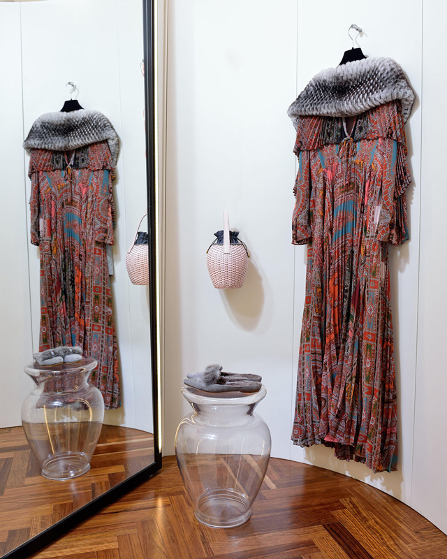 Vestido de Etro 100% gasa de seda natural. Estola de Franco Ferrari de piel de castor y tejido cashmere. Zapatos de Unützer. HECHO EN ITALIA
