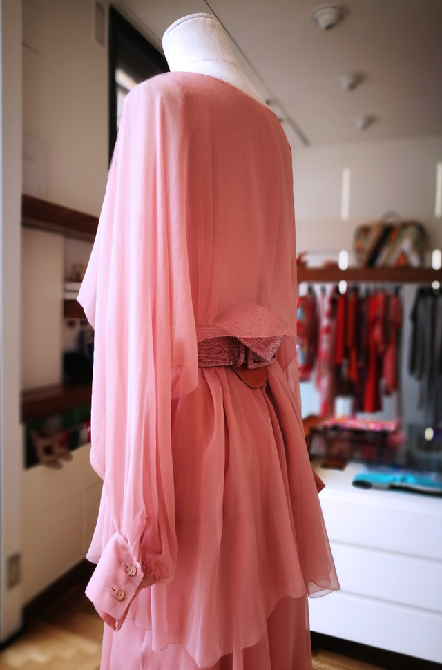 Vestido de Alberta Ferretti colección Moda Resort 2018 de sifón de seda color nude, 100% seda, estilo twenties.