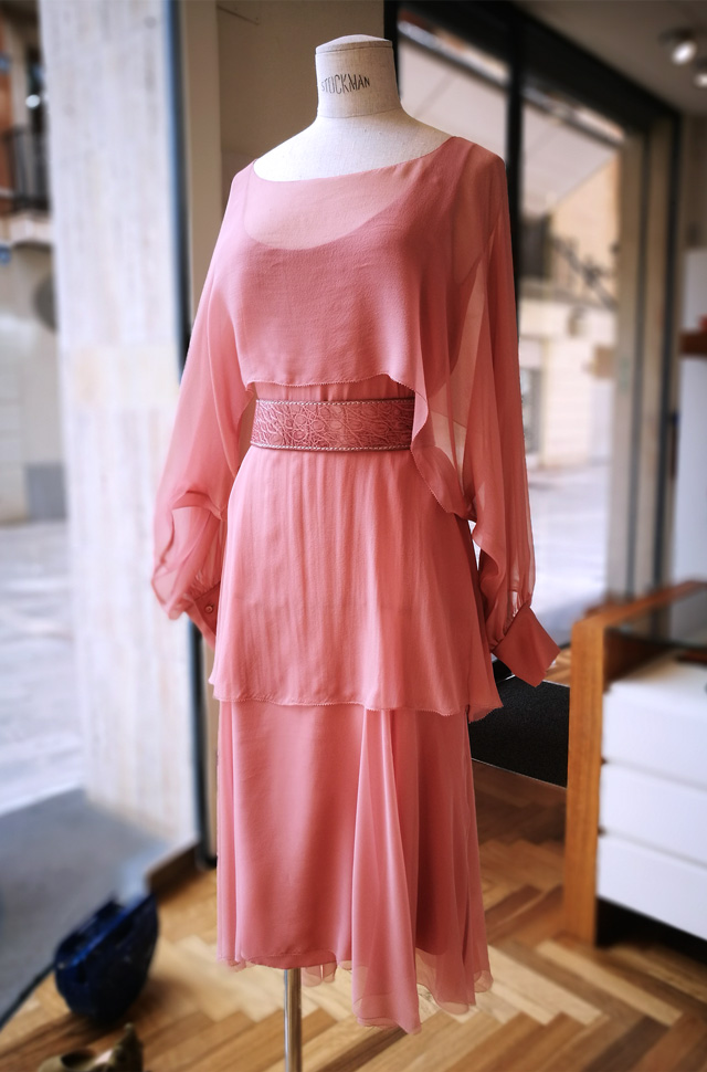 Cinturón Reptile's House, Vestido de Alberta Ferretti colección Resort 2018 de sifón de seda color nude, 100% seda, estilo twenties.