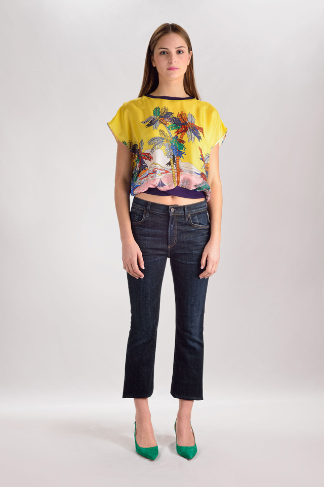 Blusa de Emilio Pucci, pantalones denim de Citizens of Humanity y zapatos de Gianvito Rossi