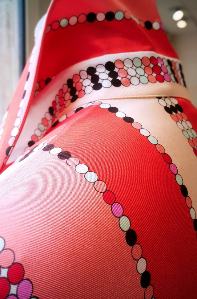 Vestido de Emilio Pucci desfile Primavera Verano 2018 de seda estampada con colores rojos y naranjas. Hecho en Italia.