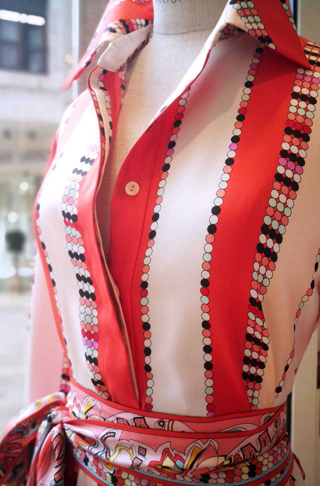 Vestido de Emilio Pucci desfile Primavera Verano 2018 de seda estampada con colores rojos y naranjas. Hecho en Italia.