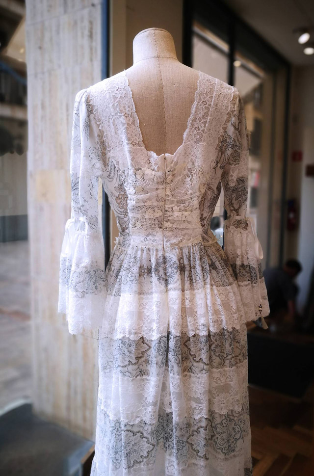 Vestido de ETRO del desfile Primavera Verano 2018 de seda blanca estampada con chantilly. Hecho en Italia.