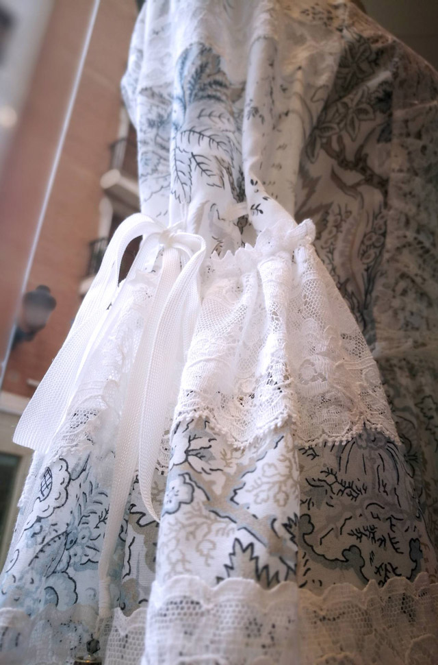 Vestido de ETRO del desfile Primavera Verano 2018 de seda blanca estampada con chantilly. Hecho en Italia.