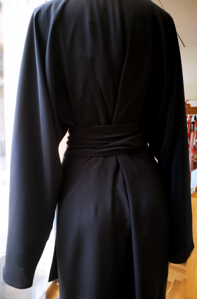 Vestido negro Michael Kors Collection Desfile Moda Primavera Verano 2018 Kimono 100% Seda