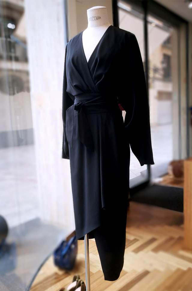 Vestido negro Michael Kors Collection Desfile Moda Primavera Verano 2018 Kimono 100% Seda