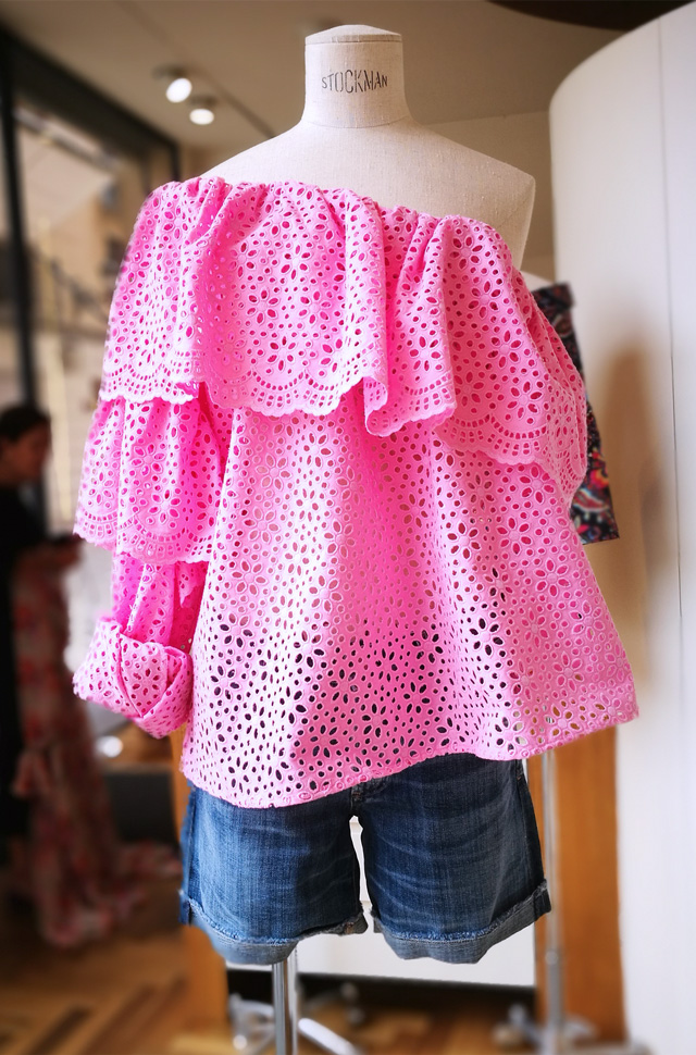 Top de MSGM asimétrico rosa de batista perforada de algodón, colección Resort 2018 y pantalón denim de Citizens of Humanity.