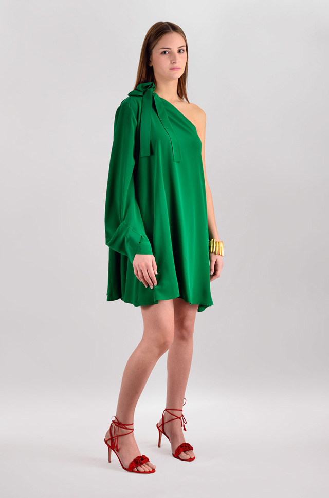 Vestido de MSGM verde 100% seda y sandalias rojas de tacón alto de Gianvito Rossi