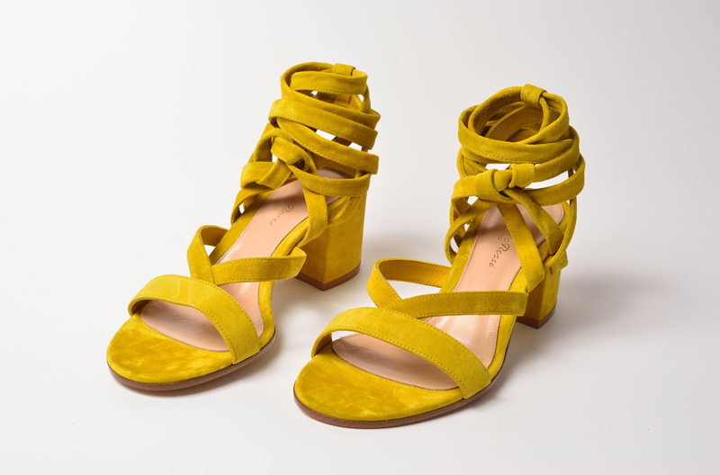 Sandalia de tacón medio de Gianvito Rossi color mostaza