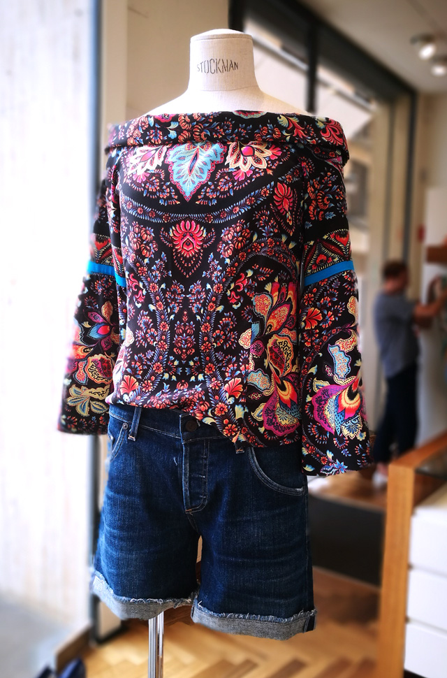 Top de Etro de seda estampada con panatalones denim cortos de Citizens of Humanity, colección desfile Primavera Verano 2018.