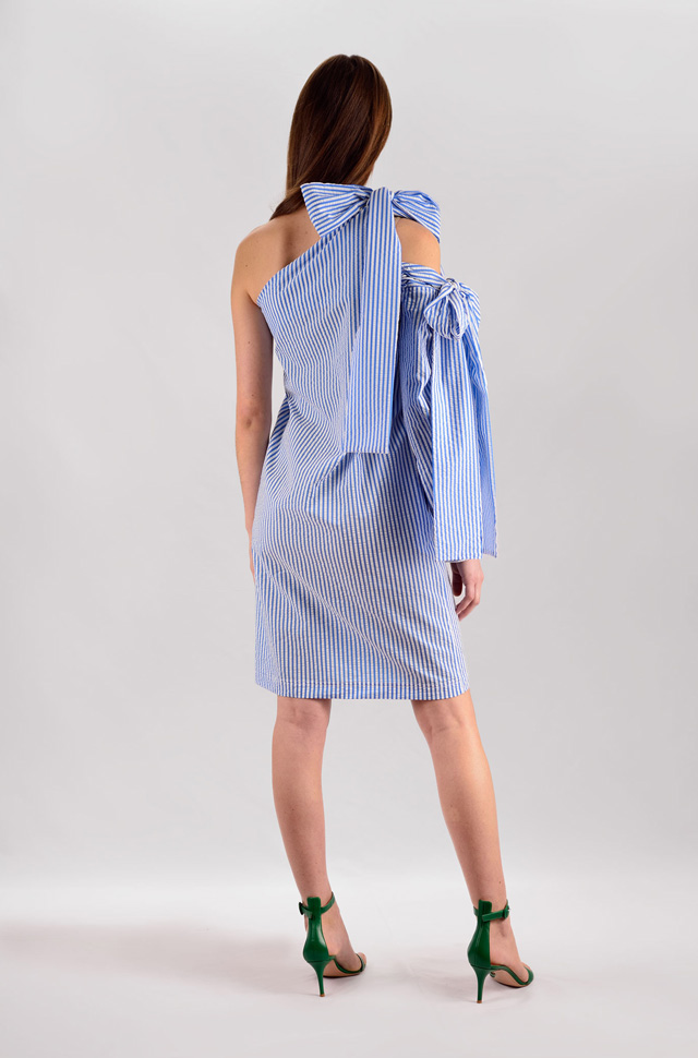 Vestido de MSGM a rayas azules y blancas 100% algodón con sandalias verde esmeralda de Gianvito Rossi