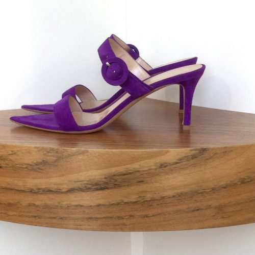 Sandalia Gianvito Rossi de ante color morado, tacón de 7 cms.