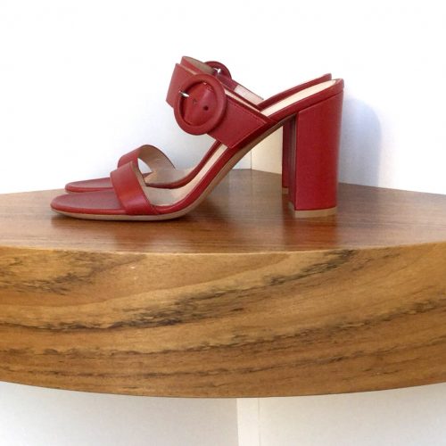 Sandalia Gianvito Rossi de napa color rojo tabasco, tacón de 8,5 cms.