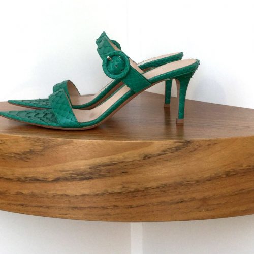 Sandalia Gianvito Rossi de piel de pitón color verde esmeralda, tacón de 7 cms.