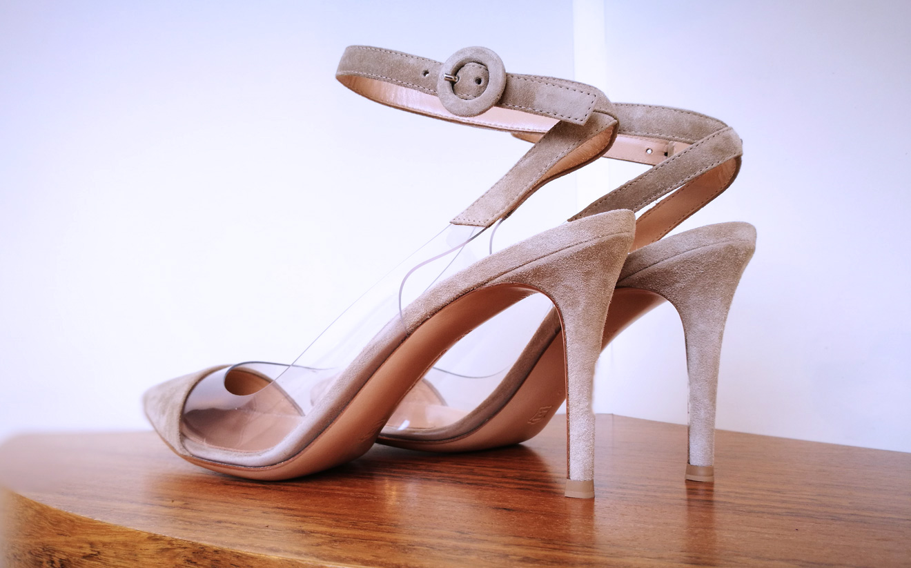 Zapato salón de GIANVITO ROSSI de vinilo y ante color beige y talón descubierto Zapato salón de GIANVITO ROSSI de vinilo y ante color beige y talón descubierto