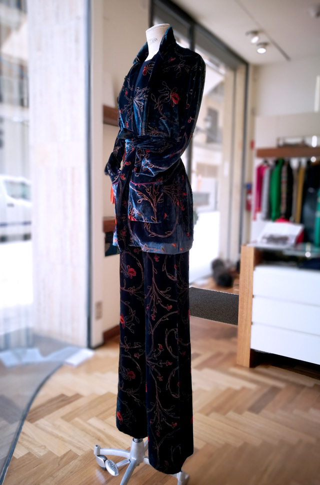 Chaqueta y pantalón de Etro de terciopelo estampado; bolso de Silvano Biagini - Colección Otoño Invierno 2018 2019 - Patos Valencia