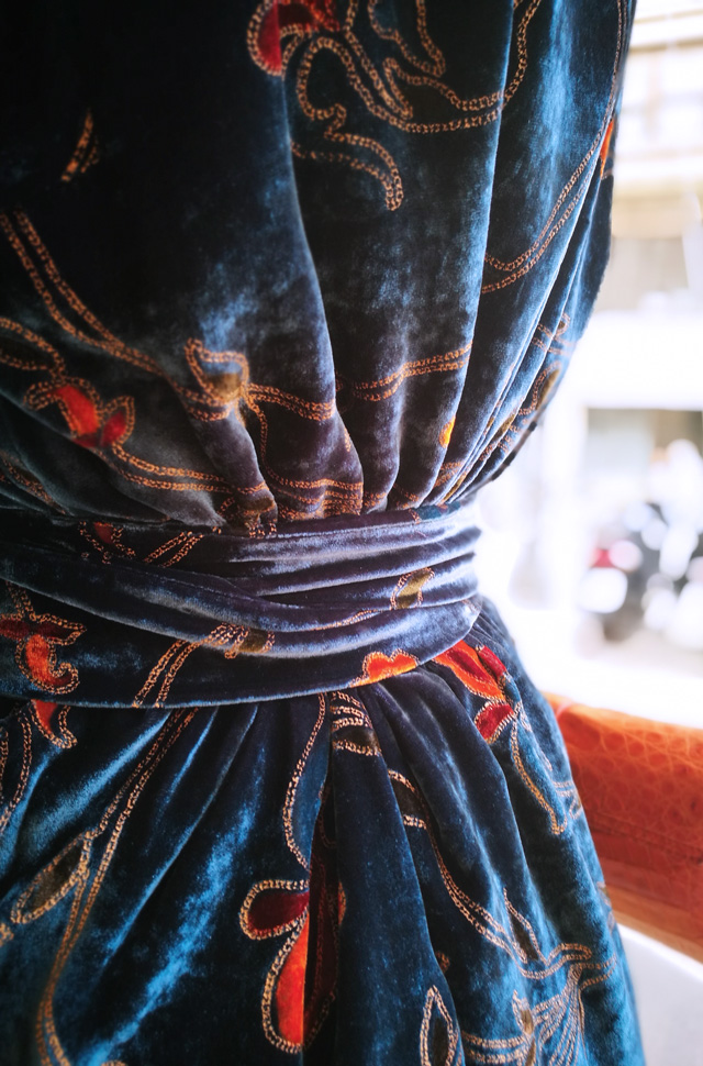 Chaqueta y pantalón de Etro de terciopelo estampado; bolso de Silvano Biagini - Colección Otoño Invierno 2018 2019 - Patos Valencia