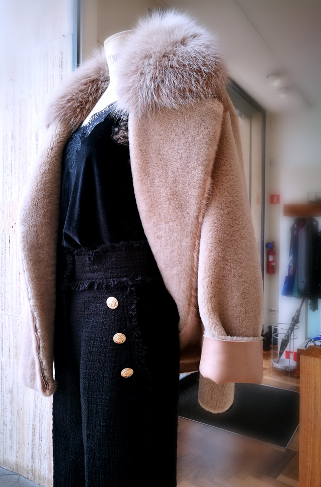 Chaqueta de piel de Blancha; Top de Max Moia; Pantalón de MSGM y Btas de piel color nude de Gianvito Rossi - Colección Otoño Invierno 2018 2019 - Patos Valencia