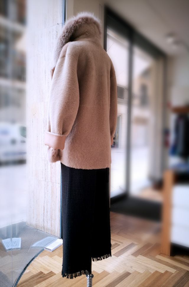 Chaqueta de piel de Blancha; Top de Max Moia; Pantalón de MSGM y Btas de piel color nude de Gianvito Rossi - Colección Otoño Invierno 2018 2019 - Patos Valencia