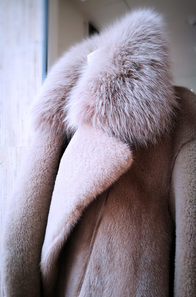 Chaqueta de piel de Blancha; Top de Max Moia; Pantalón de MSGM y Btas de piel color nude de Gianvito Rossi - Colección Otoño Invierno 2018 2019 - Patos Valencia