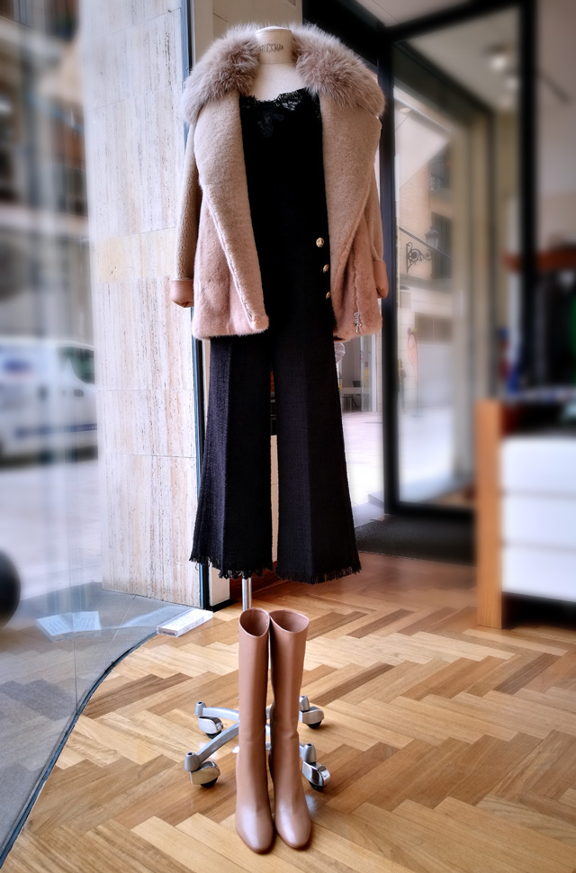 Chaqueta de piel de Blancha; Top de Max Moia; Pantalón de MSGM y Btas de piel color nude de Gianvito Rossi - Colección Otoño Invierno 2018 2019 - Patos Valencia