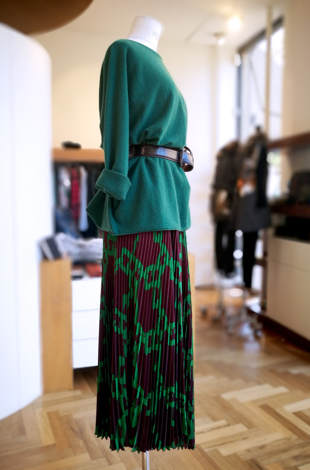 Punto de Lamberto Losani de cashmere; Falda MSGM plisado soleil y Cinturón de piel de avestruz - Colección Otoño Invierno 2018 2019 - Patos Valencia