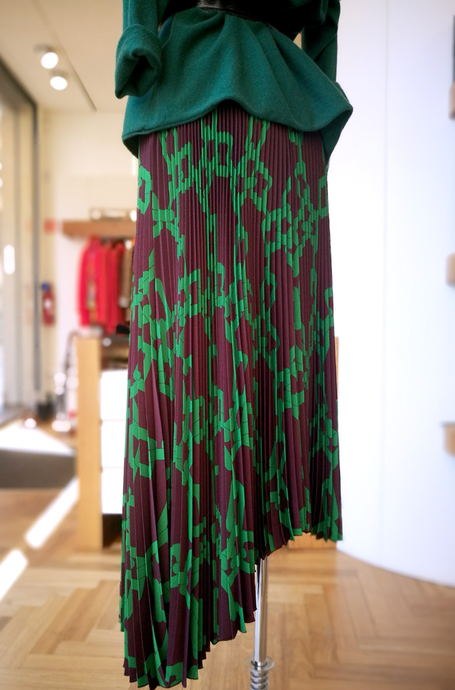 Punto de Lamberto Losani de cashmere; Falda MSGM plisado soleil y Cinturón de piel de avestruz - Colección Otoño Invierno 2018 2019 - Patos Valencia