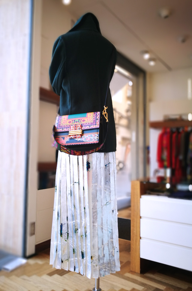 Tabardo marinero de Joseph; Falda plisada de MSGM; Punto de Tortona y Bolso de Etro - Colección Otoño Invierno 2018 2019 - Patos Valencia
