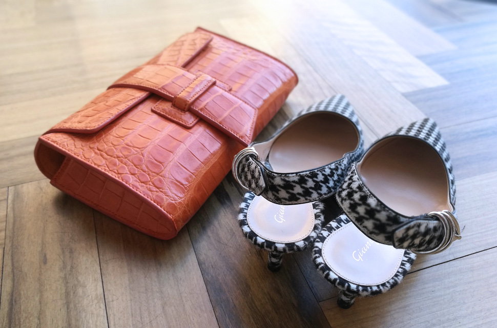 Bolso Clutch de Silvano Biagini y Zapato de Gianvito Rossi estampado pata de gallo