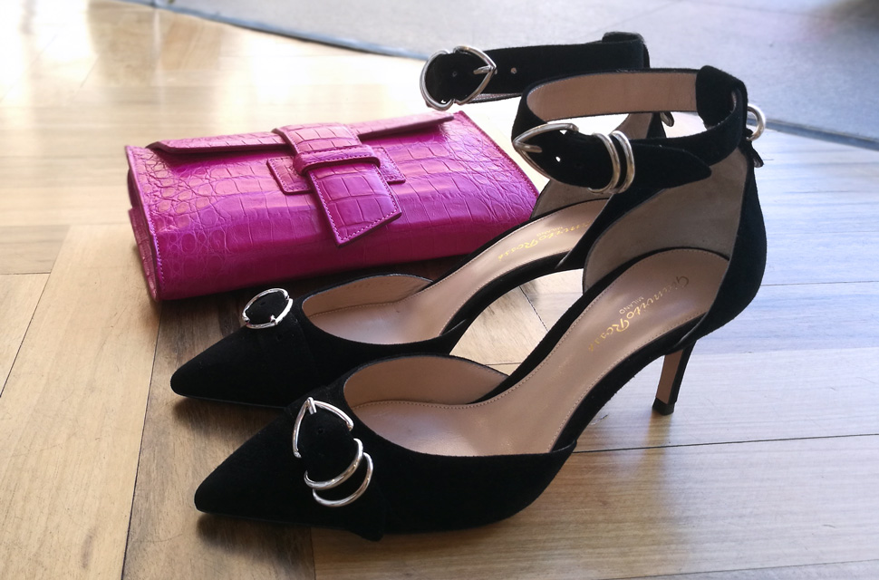 Bolso clutch de Silvano Biagini y zapato salón de Gianvito Rossi con pulsera