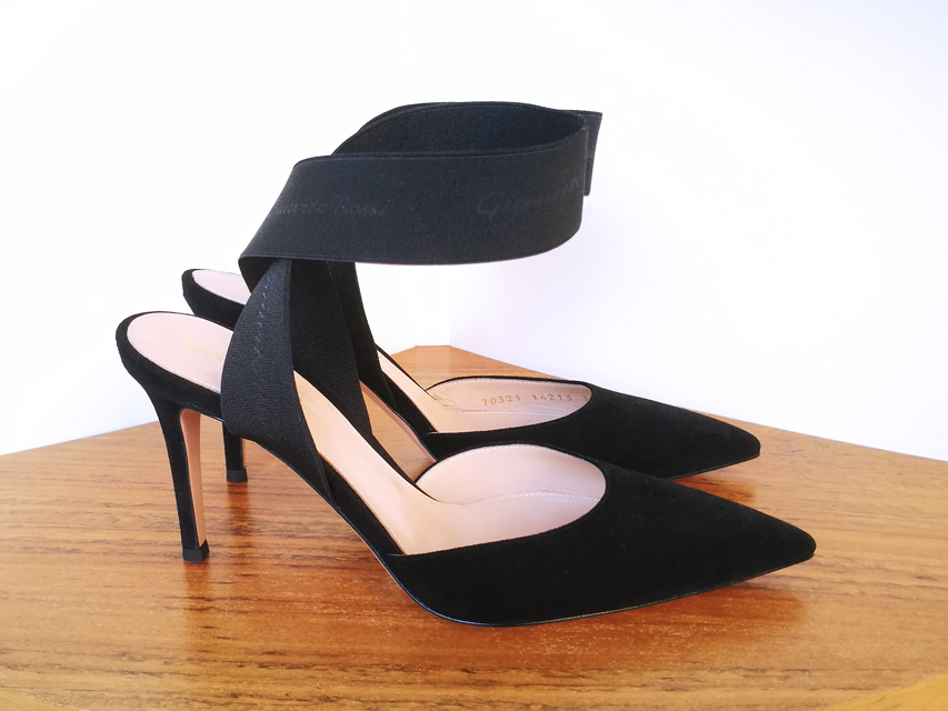 Zapato salón negro de Gianvito Rossi con pulsera de cintas elásticas