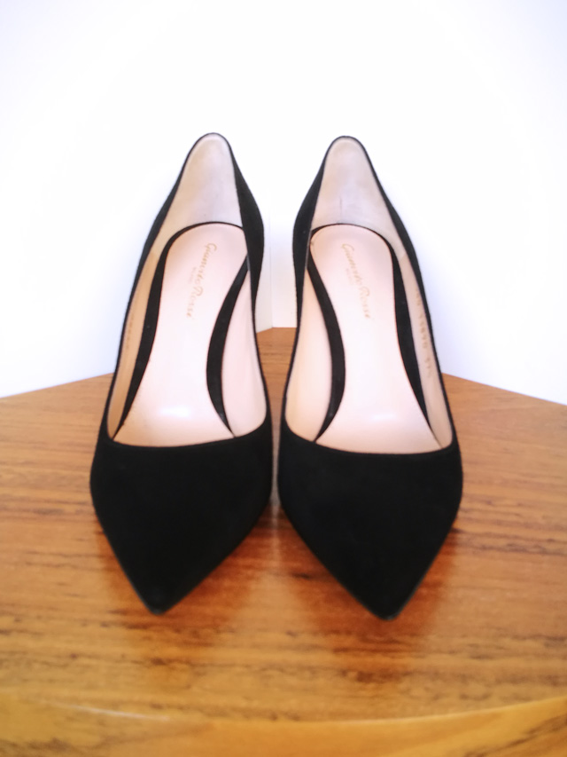 Zapato salón de ante negro y suela de cuero de Gianvito Rossi