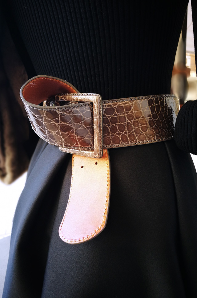 Cinturón reptile's House, Suéter de Michael Kors Collection, Falda de Paule Ka y Estola de Visón de Sam Rone - Moda mujer otoño Invierno 2018 2019 - Patos Valencia