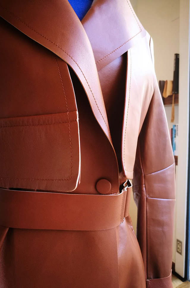 Abrigo de Sportmax de napa, pullover de Colombo y jeans de Citizens of Humanity - PATOS Valencia 2019