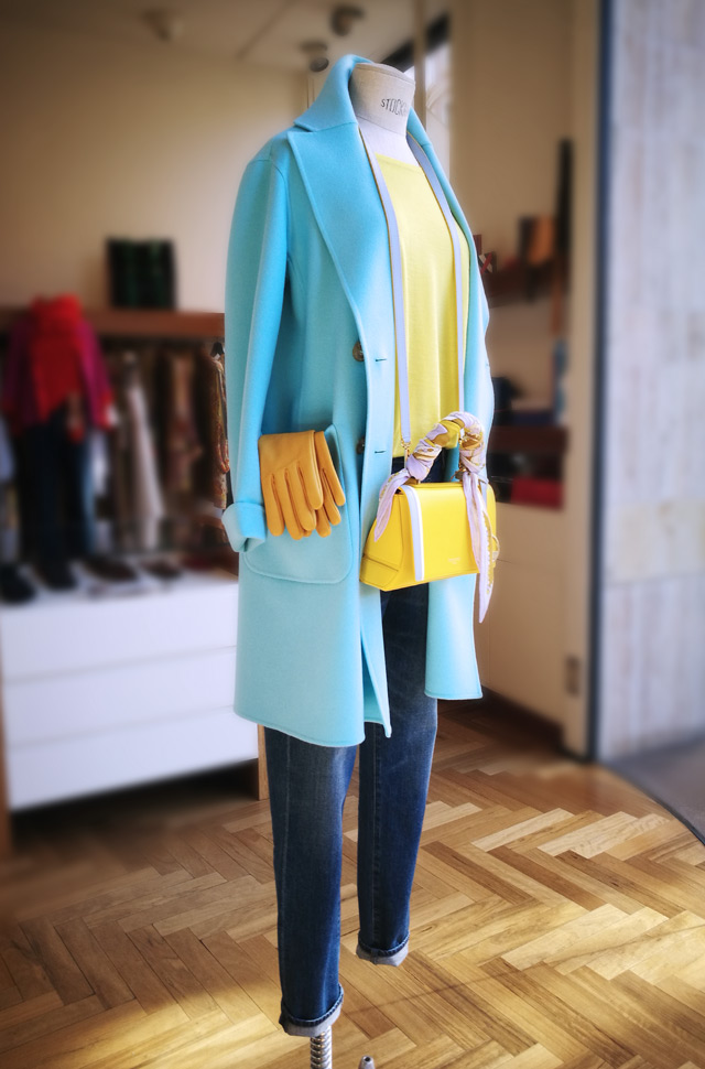 Abrigo y pullover de Colombo 2019, bolso de Emilio Pucci, jeans de Citizens of Humanity y guantes de Agnelle - PATOS Valencia