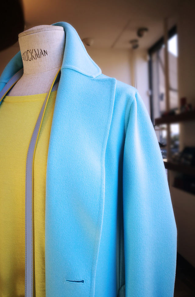 Abrigo y pullover de Colombo 2019, bolso de Emilio Pucci, jeans de Citizens of Humanity y guantes de Agnelle - PATOS Valencia