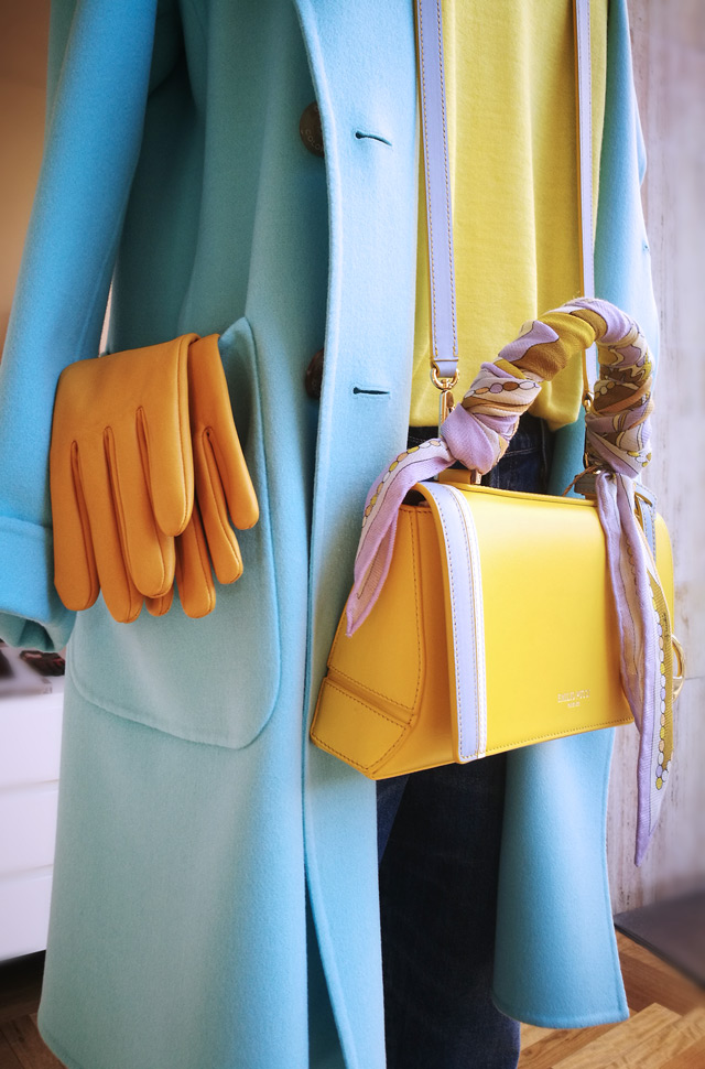 Abrigo y pullover de Colombo 2019, bolso de Emilio Pucci, jeans de Citizens of Humanity y guantes de Agnelle - PATOS Valencia
