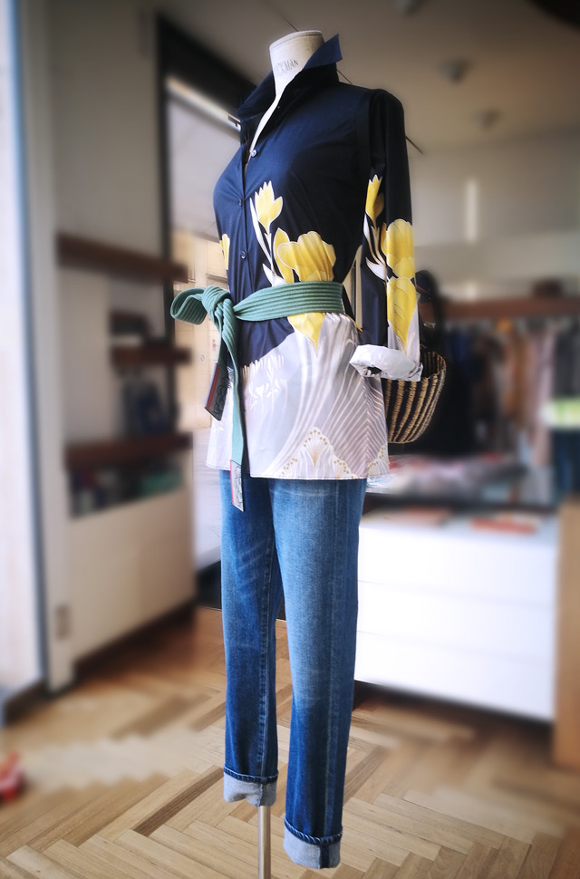 Camisa estampada y cinturón de ETRO 2019  y jeans de Citizens of Humanity - PATOS Valencia