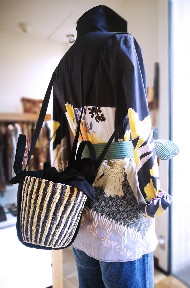 Camisa estampada de ETRO 2019 y bolso de Muuñ - PATOS Valencia
