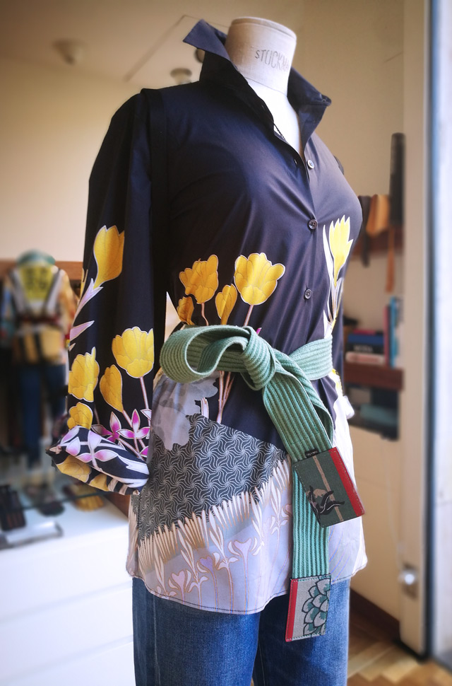 Camisa estampada y cinturón de ETRO 2019  y jeans de Citizens of Humanity - PATOS Valencia