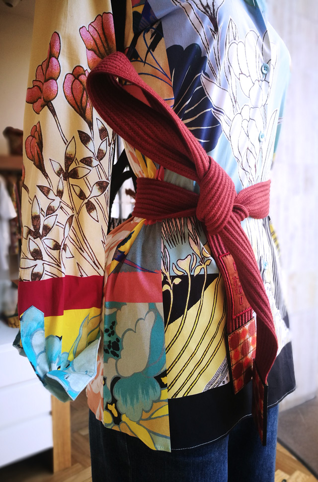 Camisa estampada y cinturón de ETRO 2019  y jeans de Citizens of Humanity - PATOS Valencia