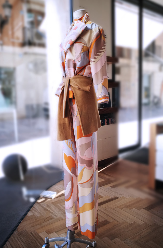 Camisa y pantalón de seda estampada de Emilio Pucii 2019, pullover de Colombo - PATOS Valencia