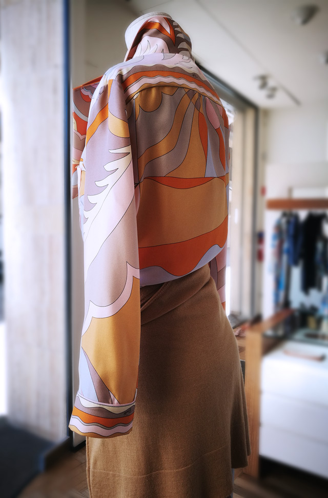 Camisa y pantalón de seda estampada de Emilio Pucii 2019, pullover de Colombo - PATOS Valencia