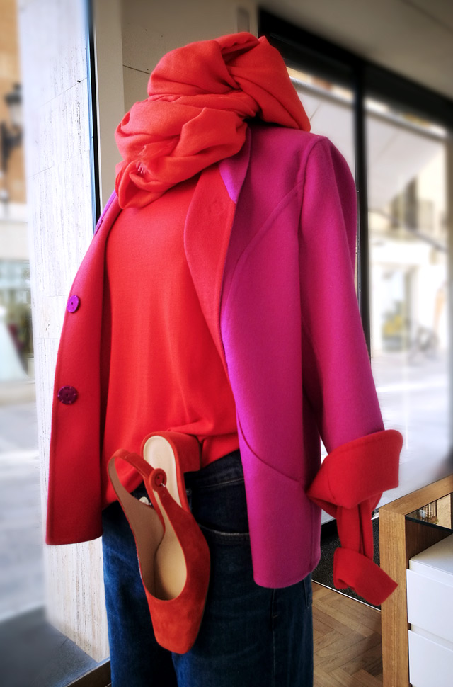 Chaqueta de Herno 2019, pullover y pashmina de Colombo, jeans de Citizens of humanity y zapatos-de Gianvito Rossi - PATOS Valencia