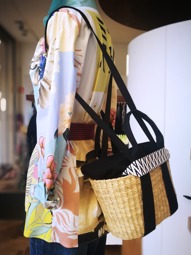 Camisa estampada de ETRO 2019 y bolso de Muuñ - PATOS Valencia